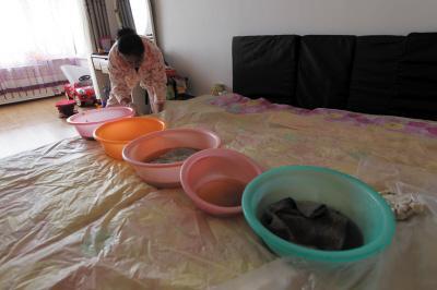 梨树楼上漏水，住户失联，小区没物管，业主维权难！律师来支招……